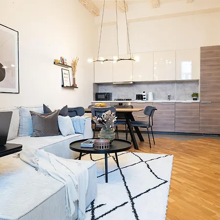 Rentero Cozy Industrial 8min Dancing House Apartment, 아파트 *