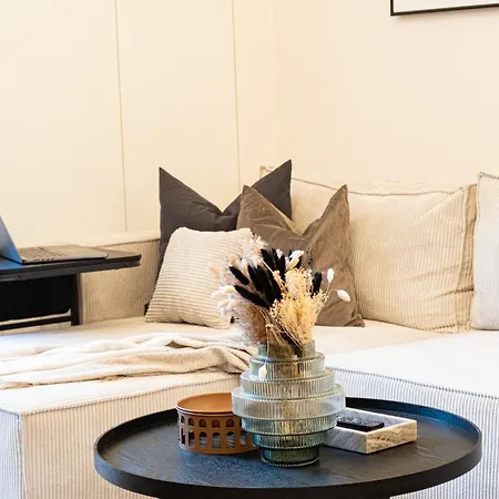Rentero Cozy Industrial 8min Dancing House Apartment, Apartment