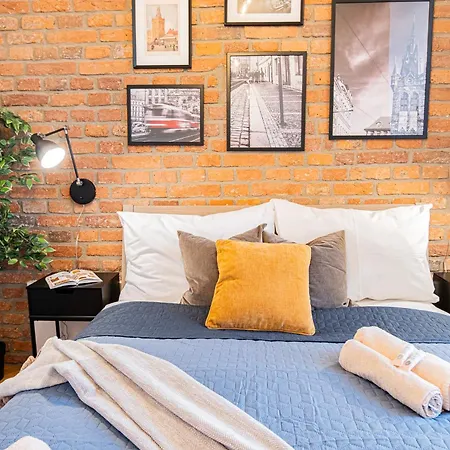 Rentero Cozy Industrial 8min Dancing House Apartment, Apartment