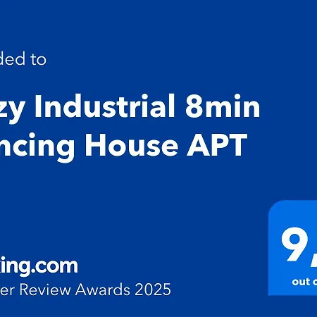 Rentero Cozy Industrial 8min Dancing House Apartment, 아파트 *