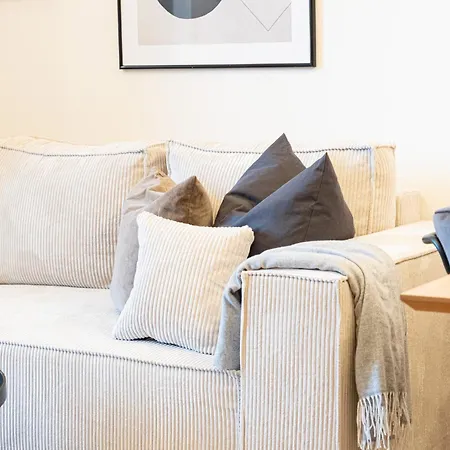 Cozy Industrial 8min Dancing House Apartment, * Prague