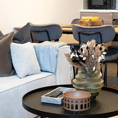 Cozy Industrial 8min Dancing House Apartment, * Prague