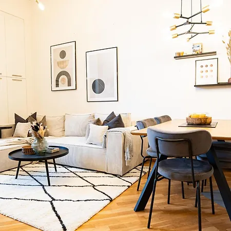 Cozy Industrial 8min Dancing House Apartment,