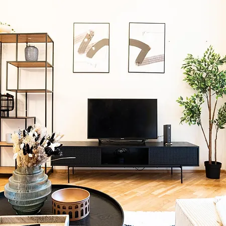 Apartment Cozy Industrial 8min Dancing House Apartment, *