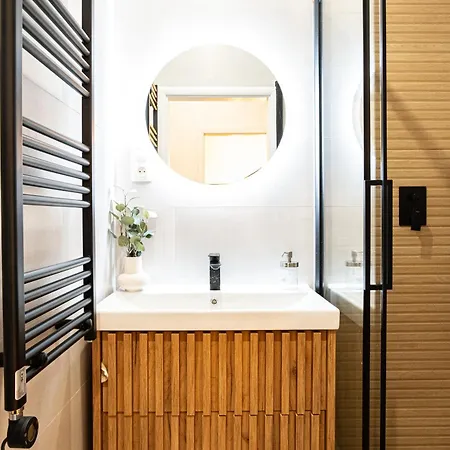 Cozy Industrial 8min Dancing House Apartment, Prague