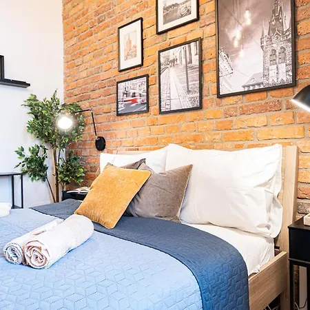 Cozy Industrial 8min Dancing House Apartment, Prague