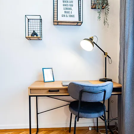 Cozy Industrial 8min Dancing House Apartment,