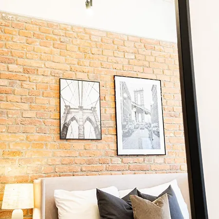 Cozy Industrial 8min Dancing House Apartment, * Prague