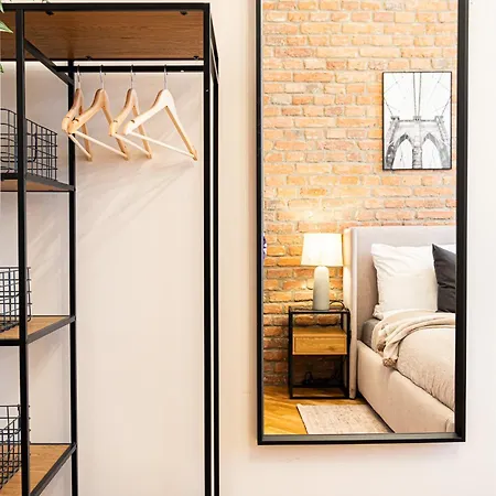 Appartement Cozy Industrial 8min Dancing House Apartment, *