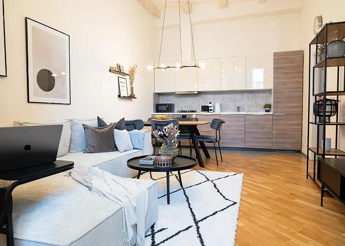 Rentero Cozy Industrial 8min Dancing House Apartment, Apartament *