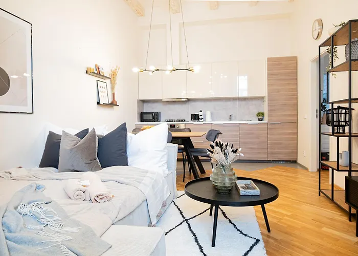 Rentero Cozy Industrial 8min Dancing House Apartment,