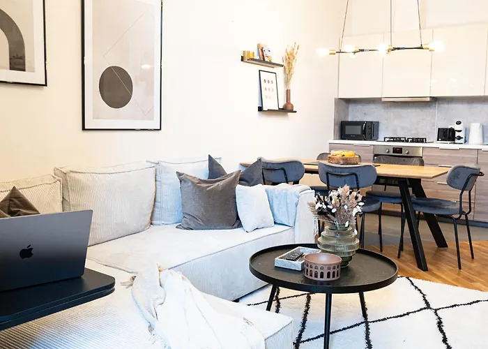 Rentero Cozy Industrial 8min Dancing House Apartment,