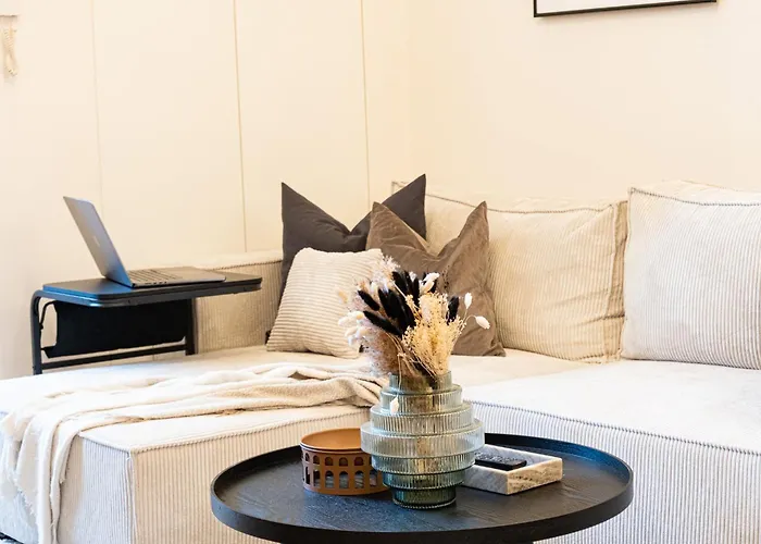 Rentero Cozy Industrial 8min Dancing House Apartment, Apartament