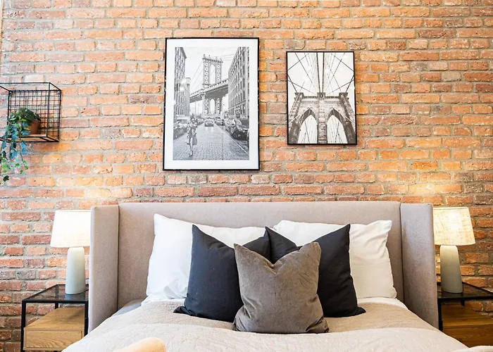 Rentero Cozy Industrial 8min Dancing House Apartment, Apartament