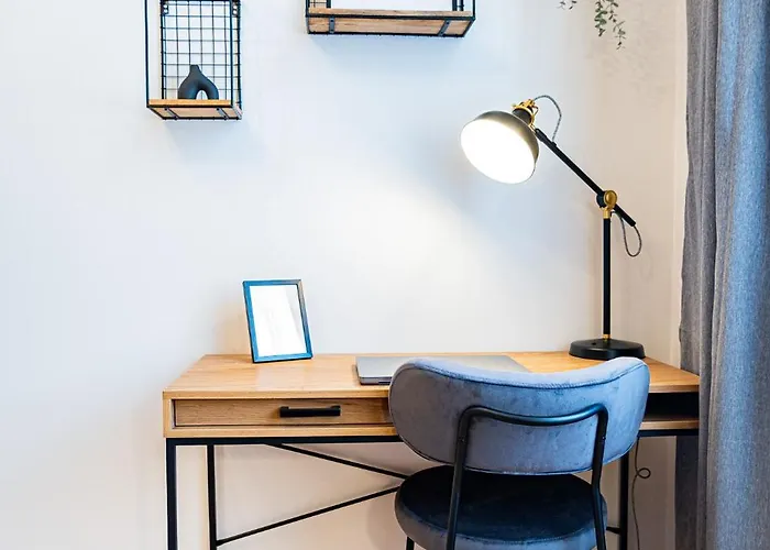 Rentero Cozy Industrial 8min Dancing House Apartment,