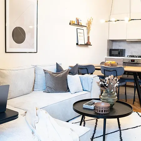 Rentero Cozy Industrial 8min Dancing House Apartment,