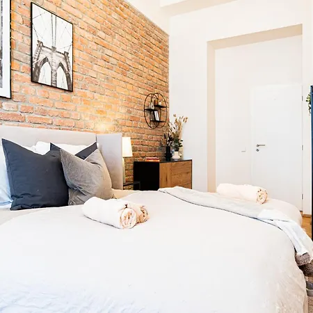 Rentero Cozy Industrial 8min Dancing House Apartment, Апартаменты *