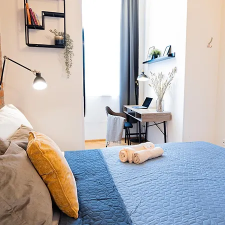 Rentero Cozy Industrial 8min Dancing House Apartment, Apartament *