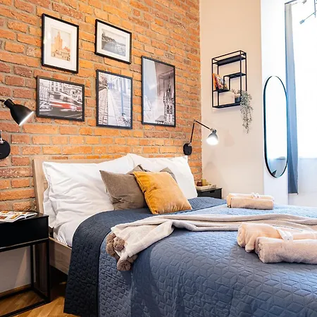 Apartament Rentero Cozy Industrial 8min Dancing House Apartment,
