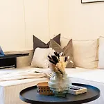 Rentero Cozy Industrial 8min Dancing House Apartment, Apartman